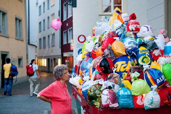 Luzzinterruptus-Urban-Installations-Plastic-Bag-Exhibition-6